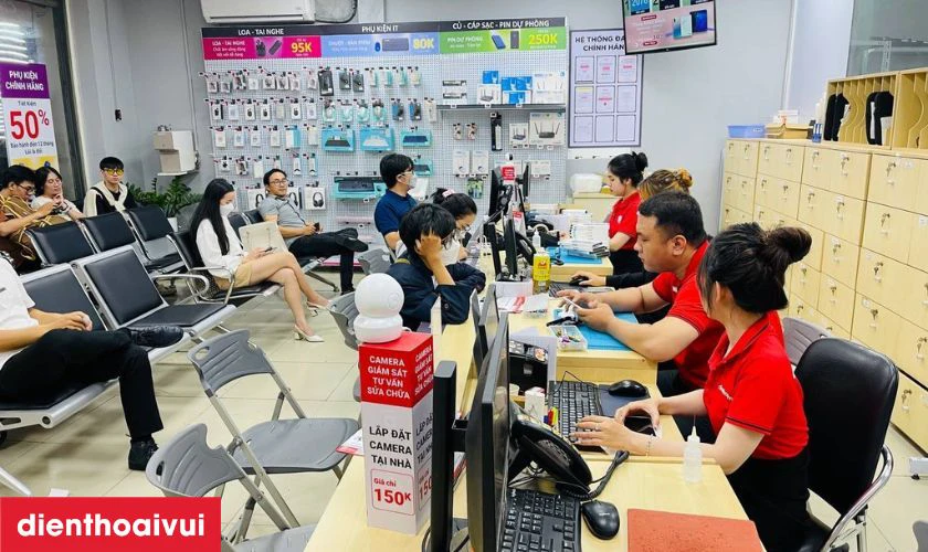 Khách hàng nhận lại máy, kiểm tra trực tiếp chất lượng màn hình