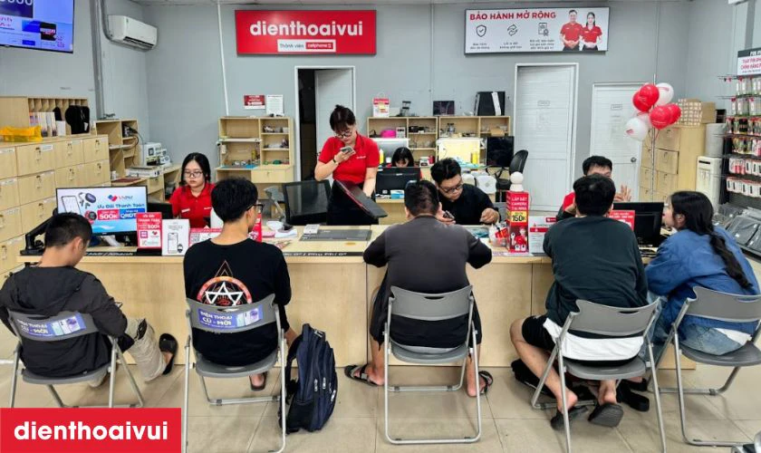 Nh&acirc;n vi&ecirc;n gửi lại m&aacute;y để kh&aacute;ch h&agrave;ng kiểm tra trực tiếp chất lượng