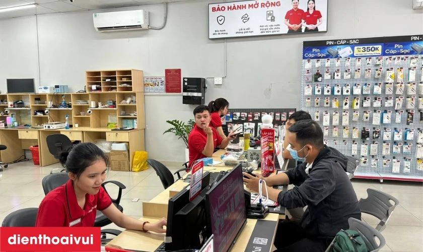 Nh&acirc;n vi&ecirc;n b&agrave;n giao lại laptop để kh&aacute;ch h&agrave;ng kiểm tra trực tiếp sau khi thay m&agrave;n h&igrave;nh