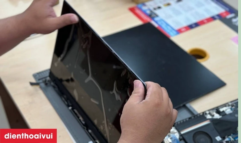 Quy tr&igrave;nh thay m&agrave;n h&igrave;nh laptop Dell Alienware 15 R2