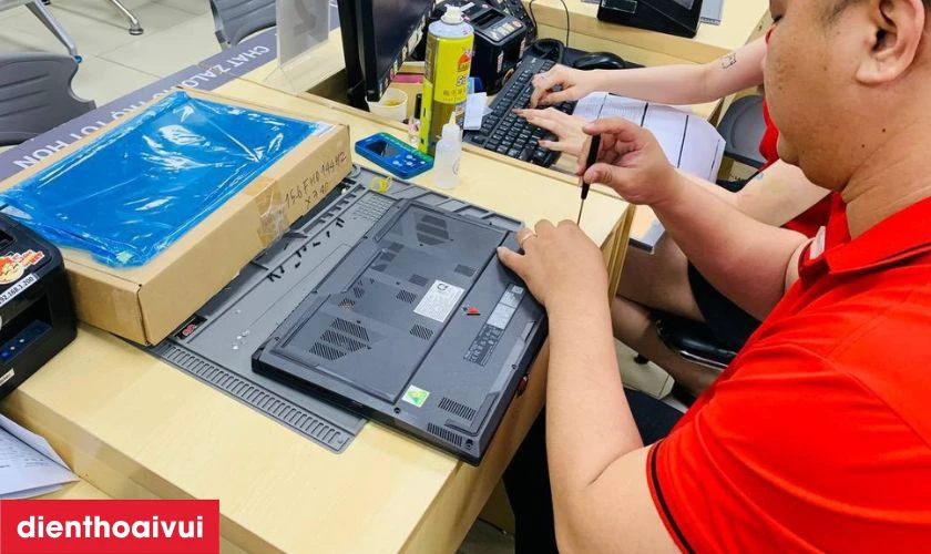 Quy tr&igrave;nh thay m&agrave;n h&igrave;nh laptop tại Điện Thoại Vui