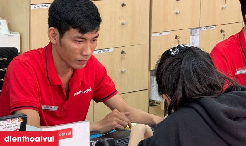 Hướng dẫn kh&aacute;ch kiểm tra m&agrave;n h&igrave;nh v&agrave; thanh to&aacute;n nhận m&aacute;y tại quầy