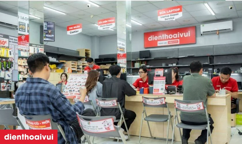 Tiếp nhận th&ocirc;ng tin từ kh&aacute;ch h&agrave;ng tại cửa h&agrave;ng hoặc qua website