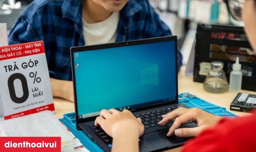Kỹ thuật vi&ecirc;n kiểm tra m&aacute;y v&agrave; b&aacute;o gi&aacute; cho kh&aacute;ch h&agrave;ng trước khi thực hiện