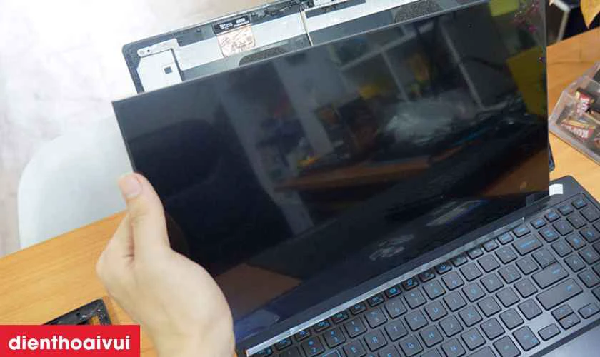 Dấu hiệu cần thay m&agrave;n h&igrave;nh laptop Dell Inspiron