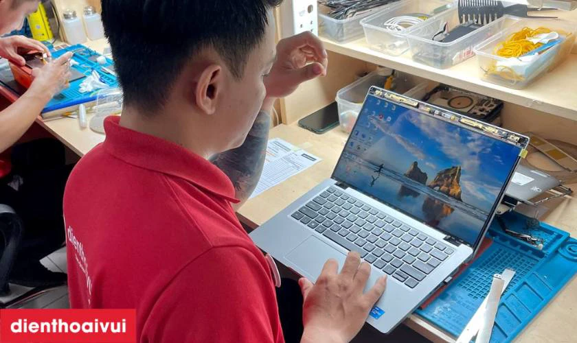 Quy trình thay màn hình laptop Dell Inspiron 13 7348
