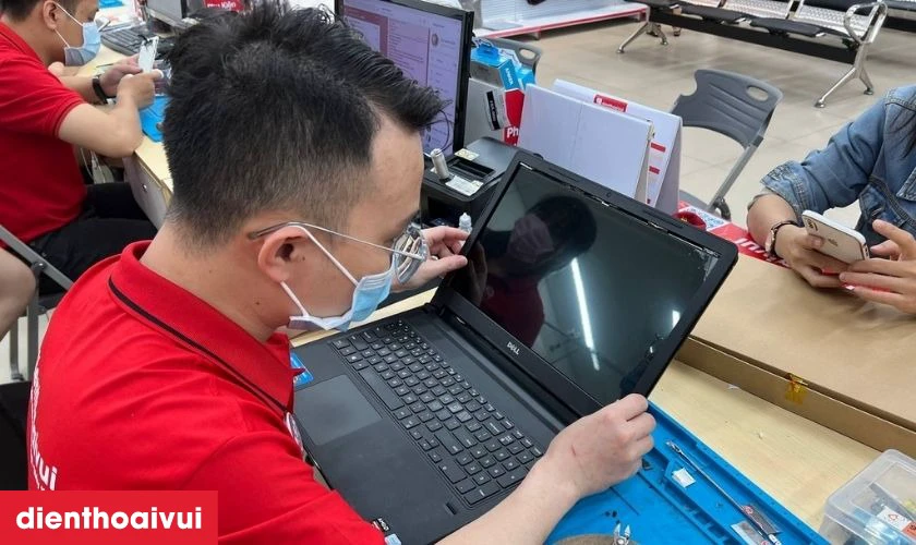 Kỹ thuật vi&ecirc;n thay thế m&agrave;n h&igrave;nh laptop Dell Inspiron 13 7386 mới cho kh&aacute;ch h&agrave;ng