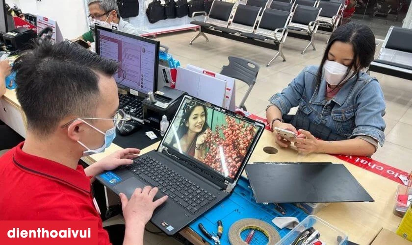 Kiểm tra m&agrave;n h&igrave;nh đảm bảo hoạt động tốt, ổn định trước khi lắp r&aacute;p ho&agrave;n thiện