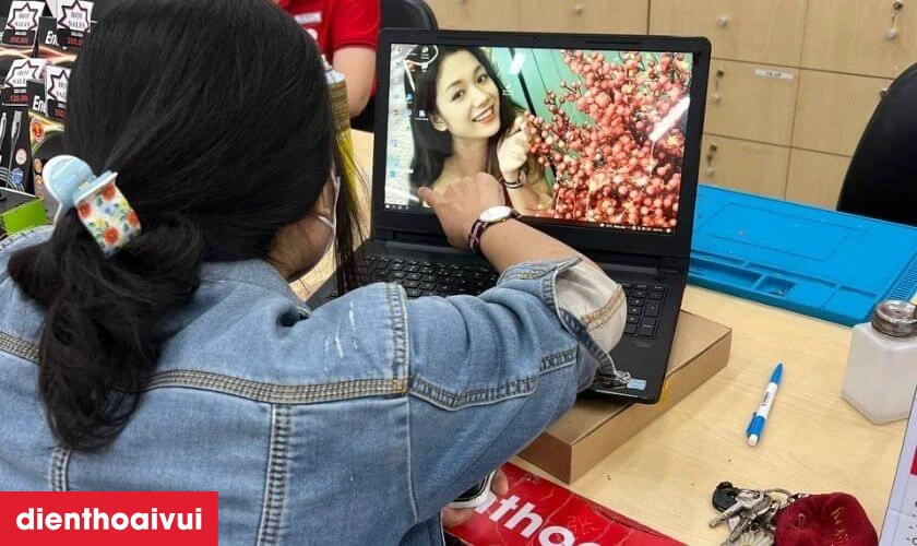 Kh&aacute;ch h&agrave;ng nhận m&aacute;y v&agrave; thanh to&aacute;n nhanh tại quầy với sự hỗ trợ của nh&acirc;n vi&ecirc;n cửa h&agrave;ng