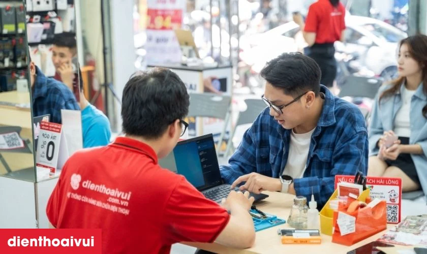Nhận m&aacute;y v&agrave; thanh to&aacute;n tại quầy theo hướng dẫn của nh&acirc;n vi&ecirc;n cửa h&agrave;ng