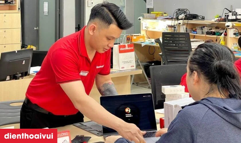 Kiểm tra m&agrave;n h&igrave;nh Dell Inspiron 14 3493 trước khi lắp r&aacute;p ho&agrave;n thiện cho kh&aacute;ch