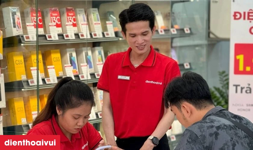 Kh&aacute;ch h&agrave;ng nhận m&aacute;y, kiểm tra v&agrave; thanh to&aacute;n
