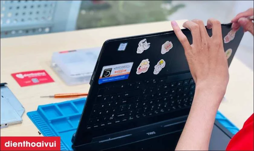 Quy tr&igrave;nh thay m&agrave;n h&igrave;nh laptop tại Điện Thoại Vui