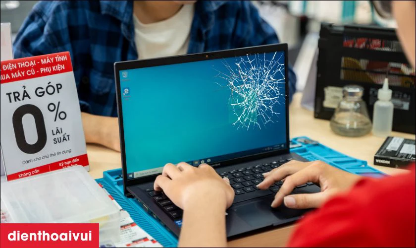 Kiểm tra sơ bộ t&igrave;nh trạng m&agrave;n h&igrave;nh laptop
