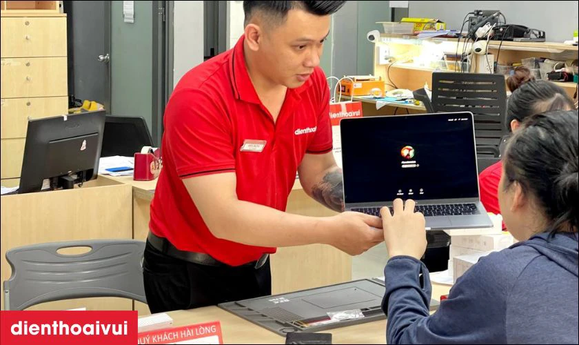 B&agrave;n giao laptop Dell cho kh&aacute;ch h&agrave;ng