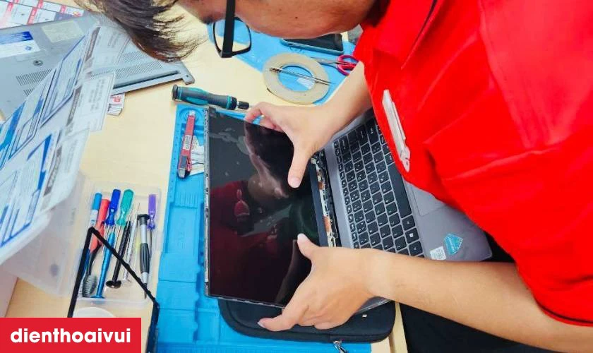 Quy trình thay màn hình laptop Dell Inspiron 15 3505 chính hãng GENA chuyên nghiệp tại Điện Thoại Vui