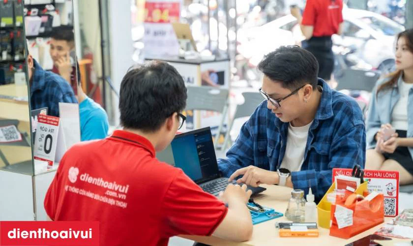 B&agrave;n giao laptop