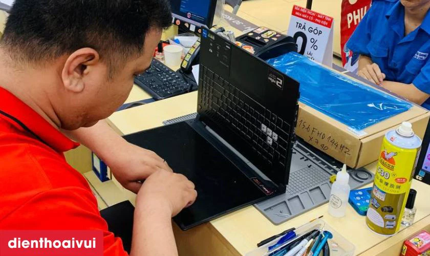 Kỹ thuật vi&ecirc;n sẽ tiến h&agrave;nh th&aacute;o m&aacute;y v&agrave; thay m&agrave;n h&igrave;nh mới
