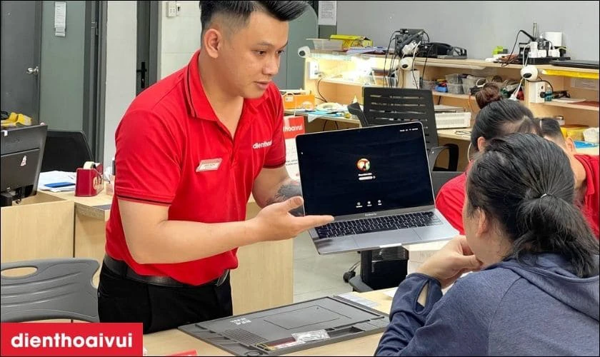 Kỹ thuật vi&ecirc;n giao lại laptop đ&atilde; được thay m&agrave;n h&igrave;nh mới cho kh&aacute;ch h&agrave;ng