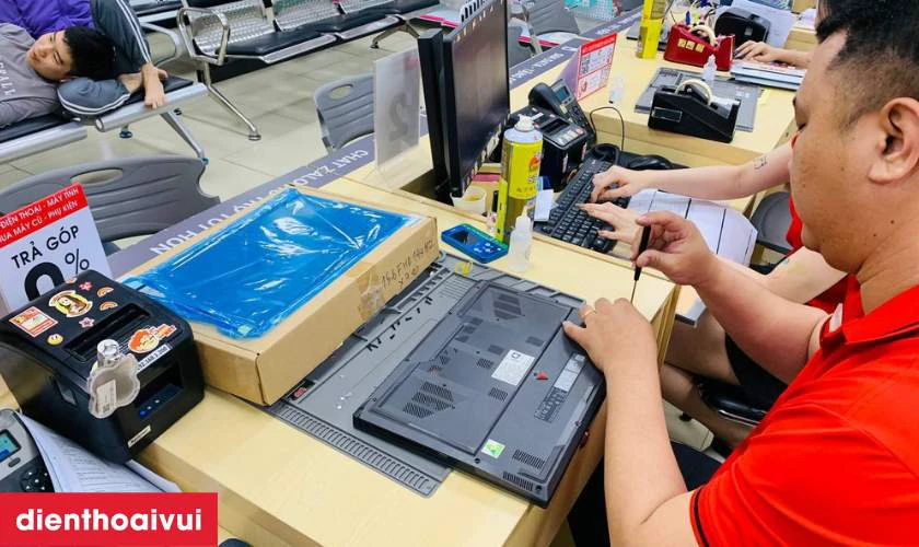 Bảo hành 6 tháng cho dịch vụ thay màn hình laptop