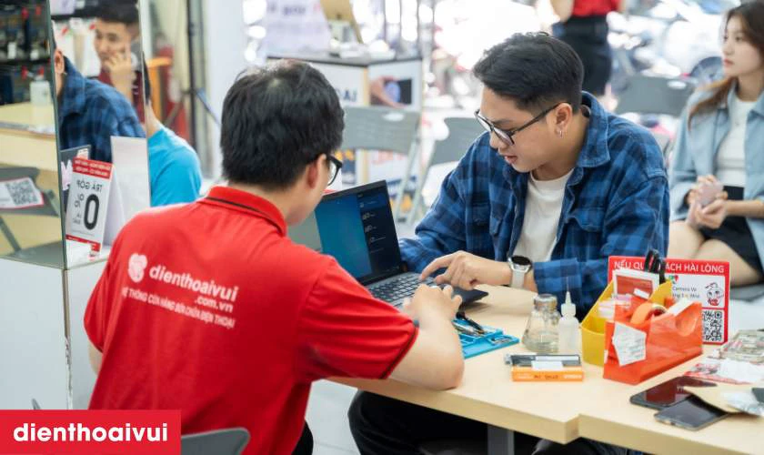Nhân viên tại cửa hàng tiếp nhận máy bị lỗi