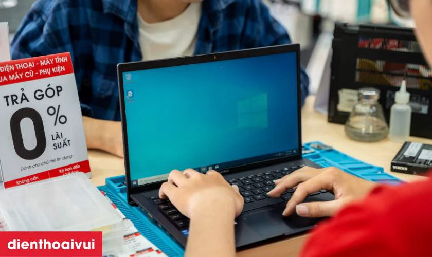 Kỹ thuật viên kiểm tra lại chức năng màn hình