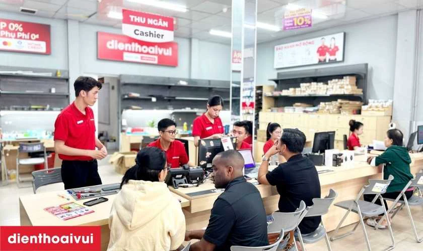 Quy trình sửa chữa công khai, khách hàng có thể quan sát trực tiếp