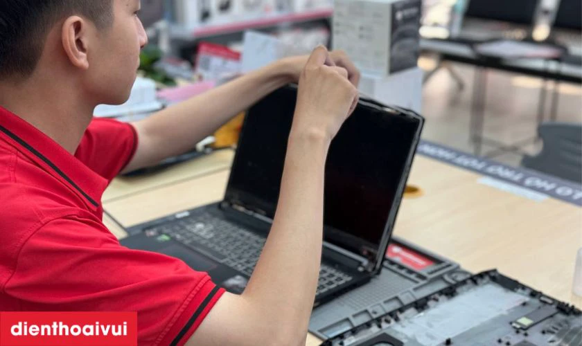 Quy tr&igrave;nh thay m&agrave;n h&igrave;nh laptop tại Điện Thoại Vui