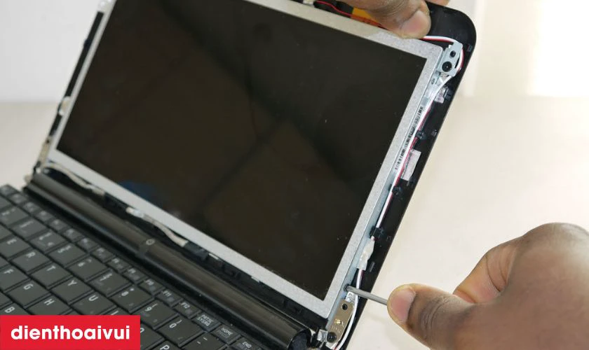 Quy trình thay màn hình laptop Dell Inspiron 17 3000