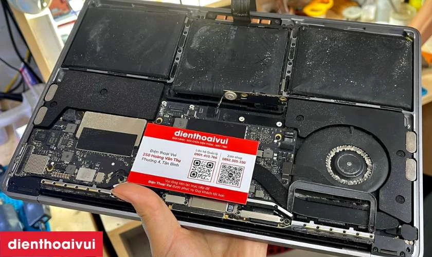 Lắp đặt m&agrave;n h&igrave;nh laptop Dell Inspiron 17 7000 mới