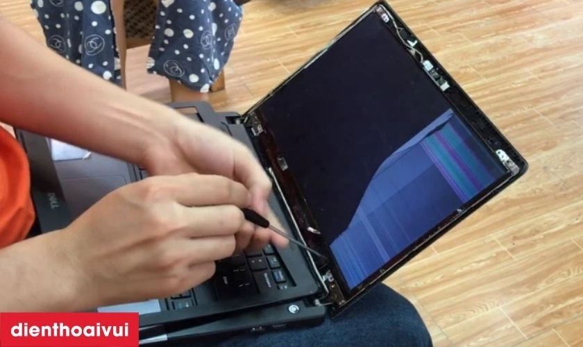 Dấu hiệu cần thay m&agrave;n h&igrave;nh laptop Dell Inspiron 17 7746