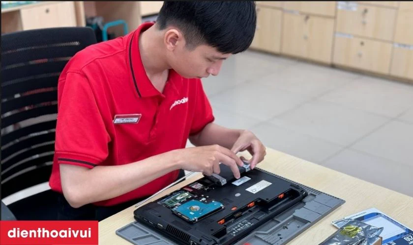 Các bước thay màn hình laptop Dell Inspiron 3558 chính hãng GENA chuyên nghiệp tại Điện Thoại Vui