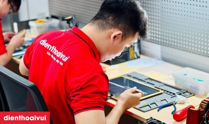 Quy tr&igrave;nh thay m&agrave;n h&igrave;nh laptop Dell Latitude 11 3190 chuy&ecirc;n nghiệp tại Điện Thoại Vui