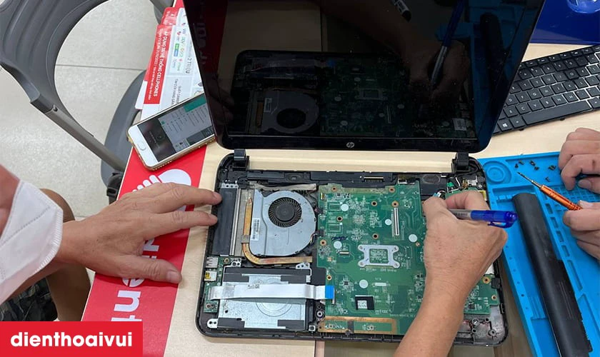 Quy tr&igrave;nh thay m&agrave;n h&igrave;nh laptop Dell Latitude 13 3379