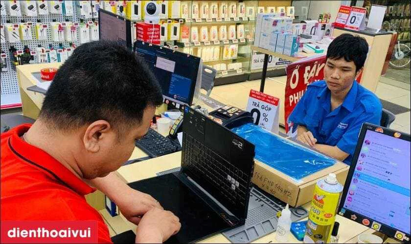 Nếu bạn đồng &yacute; với dịch vụ, kỹ thuật vi&ecirc;n sẽ tiến h&agrave;nh thay thế m&agrave;n h&igrave;nh