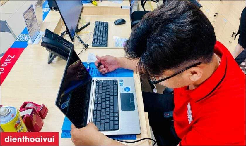 Kỹ thuật vi&ecirc;n sẽ kiểm tra lại to&agrave;n bộ m&aacute;y