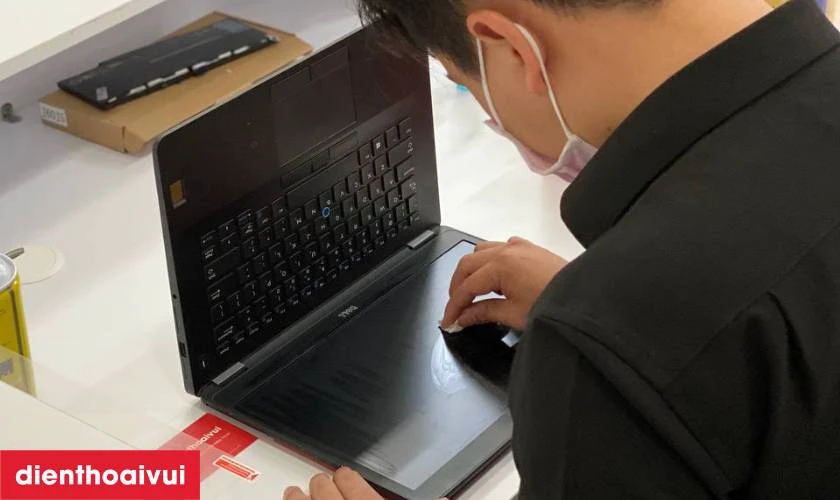 Kiểm tra màn hình và hoàn thiện dịch vụ