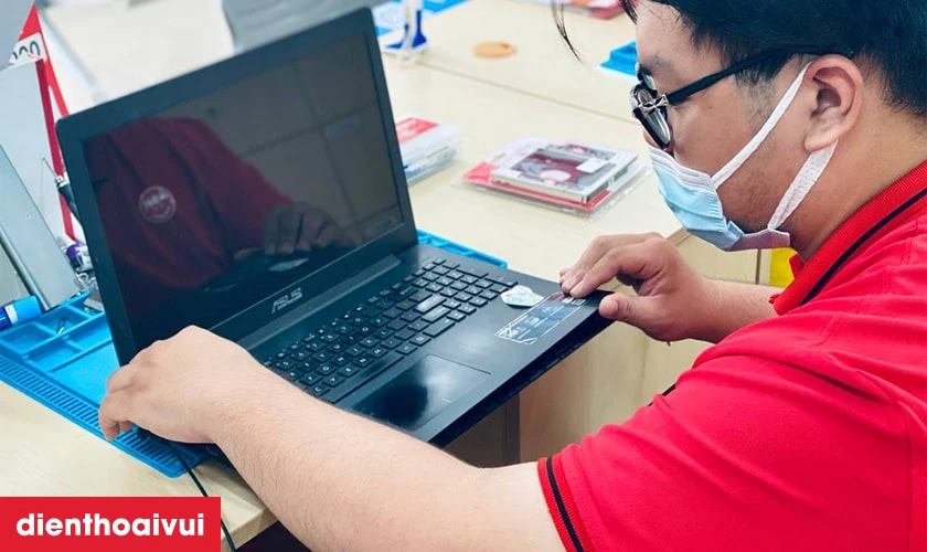 N&ecirc;n sửa chữa hay thay m&agrave;n h&igrave;nh laptop Dell Latitude 13 E5270 mới