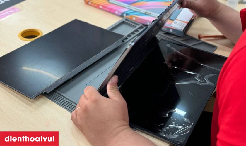Quy trình thay màn hình Dell Latitude 14 E6440 chuyên nghiệp tại Điện Thoại Vui