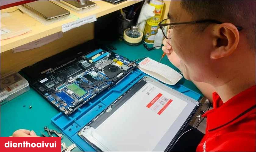 Quy tr&igrave;nh thay m&agrave;n h&igrave;nh laptop Dell Latitude 15 7520