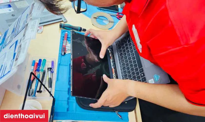 Thay màn hình laptop Dell Precision 15 3550 giá bao nhiêu?