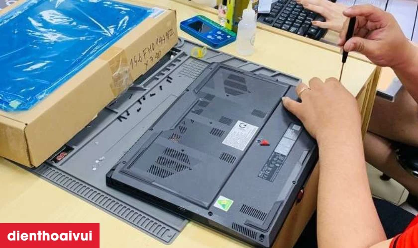 Quy tr&igrave;nh thay m&agrave;n h&igrave;nh laptop Dell Precision 17 7750
