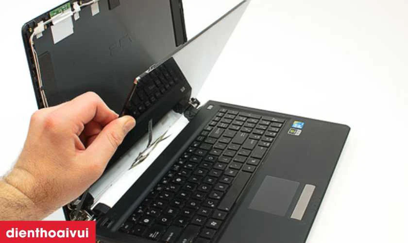 Dấu hiệu cần thay m&agrave;n h&igrave;nh laptop Dell Vostro 16 5620
