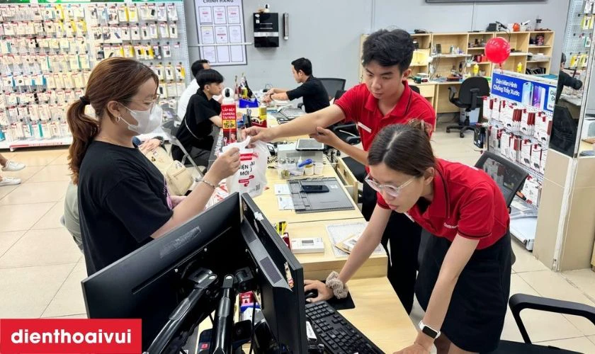Nh&acirc;n vi&ecirc;n b&agrave;n giao laptop Dell XPS 12 đ&atilde; thay m&agrave;n h&igrave;nh cho kh&aacute;ch h&agrave;ng