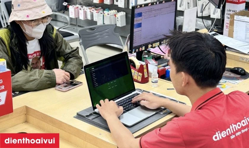 B&agrave;n giao m&aacute;y v&agrave; hướng dẫn kh&aacute;ch h&agrave;ng thanh to&aacute;n