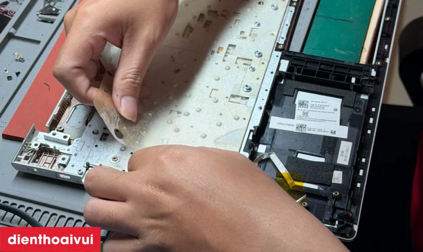 Kỹ thuật vi&ecirc;n thay m&agrave;n h&igrave;nh dưới camera gi&aacute;m s&aacute;t
