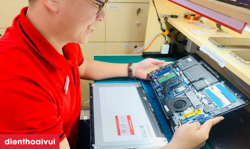 Quy tr&igrave;nh thay m&agrave;n h&igrave;nh laptop Dell XPS 15 L21X tại Điện Thoại Vui