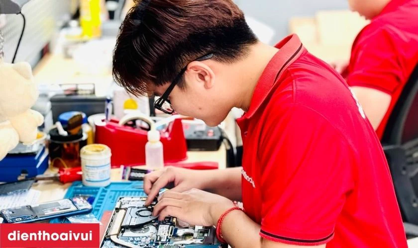 Kỹ thuật viên thay màn hình mới cho laptop Dell