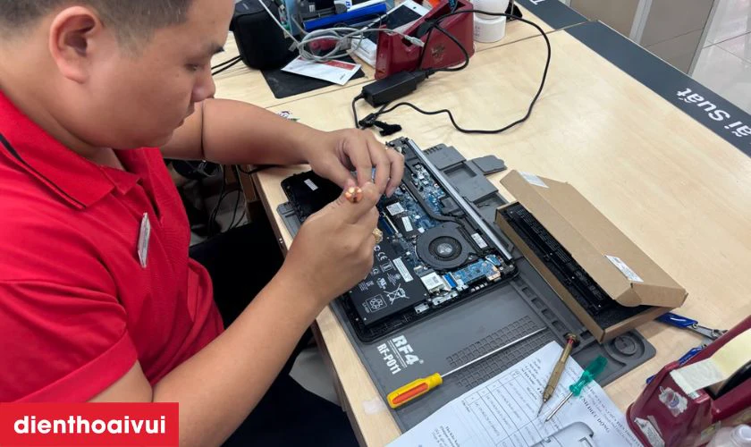 Quy tr&igrave;nh thay m&agrave;n h&igrave;nh laptop Dell XPS L321X gi&aacute; tốt, lấy liền tại Điện Thoại Vui