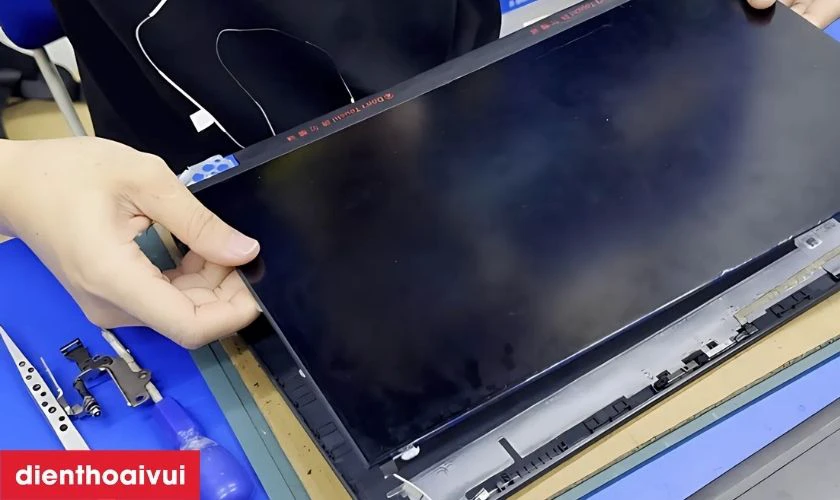 Quy tr&igrave;nh thay m&agrave;n h&igrave;nh laptop HP CQ42 chuy&ecirc;n nghiệp tại Điện Thoại Vui